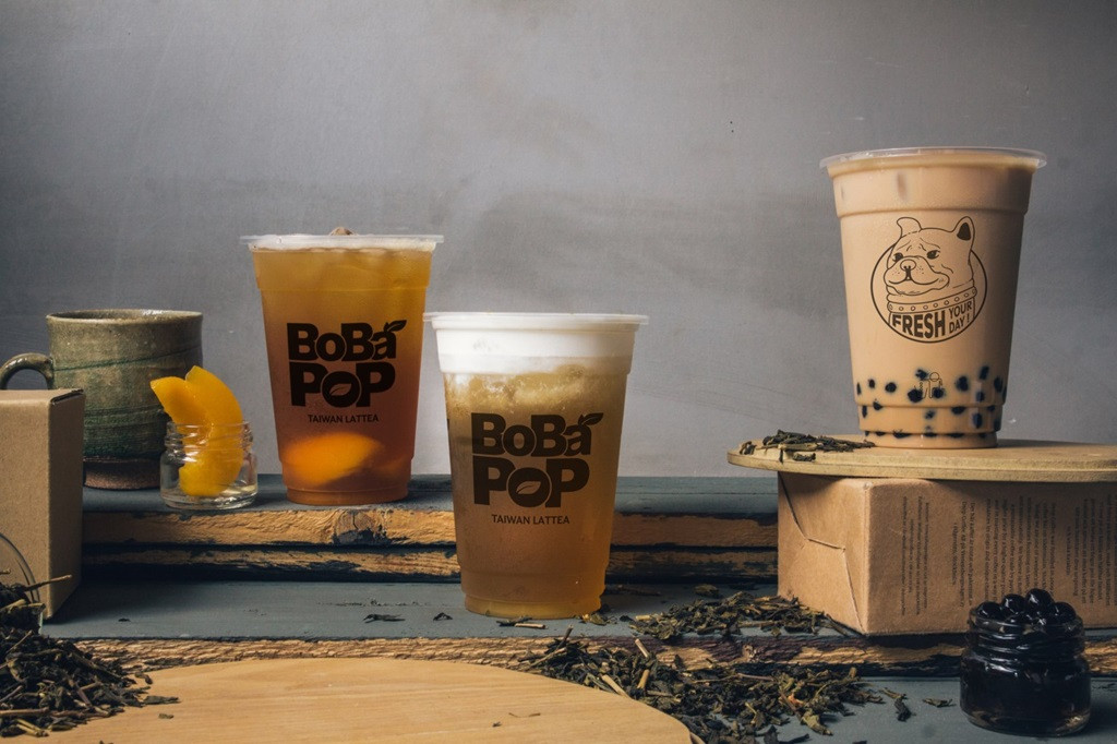 Ly trà sữa trân châu đầy màu sắc từ một tiệm trà sữa gần đây, hấp dẫn mọi tín đồ đồ uống.