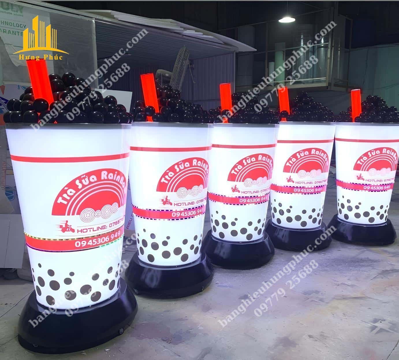 Mẫu biển hiệu hình ly trà sữa phát sáng thu hút khách hàng vào buổi tối