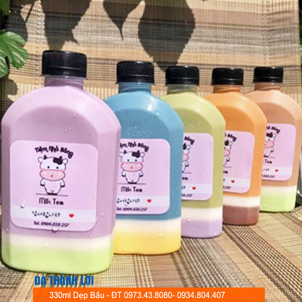 Mẫu chai nhựa dẹp cổ bầu 330ml, thiết kế độc đáo làm nổi bật thương hiệu trà sữa.