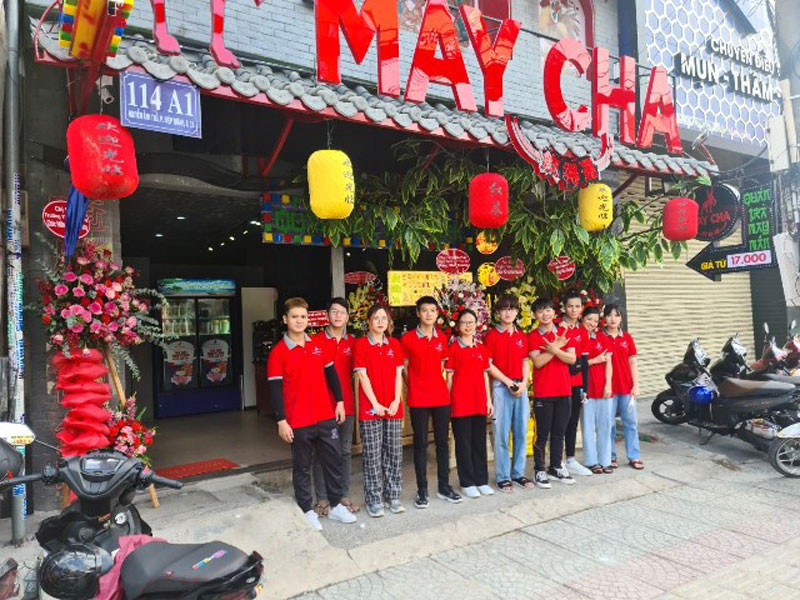 Màu đỏ thương hiệu Maycha nổi bật, góp phần tạo nên hình ảnh năng động của trà sữa tại Hồ Chí Minh.