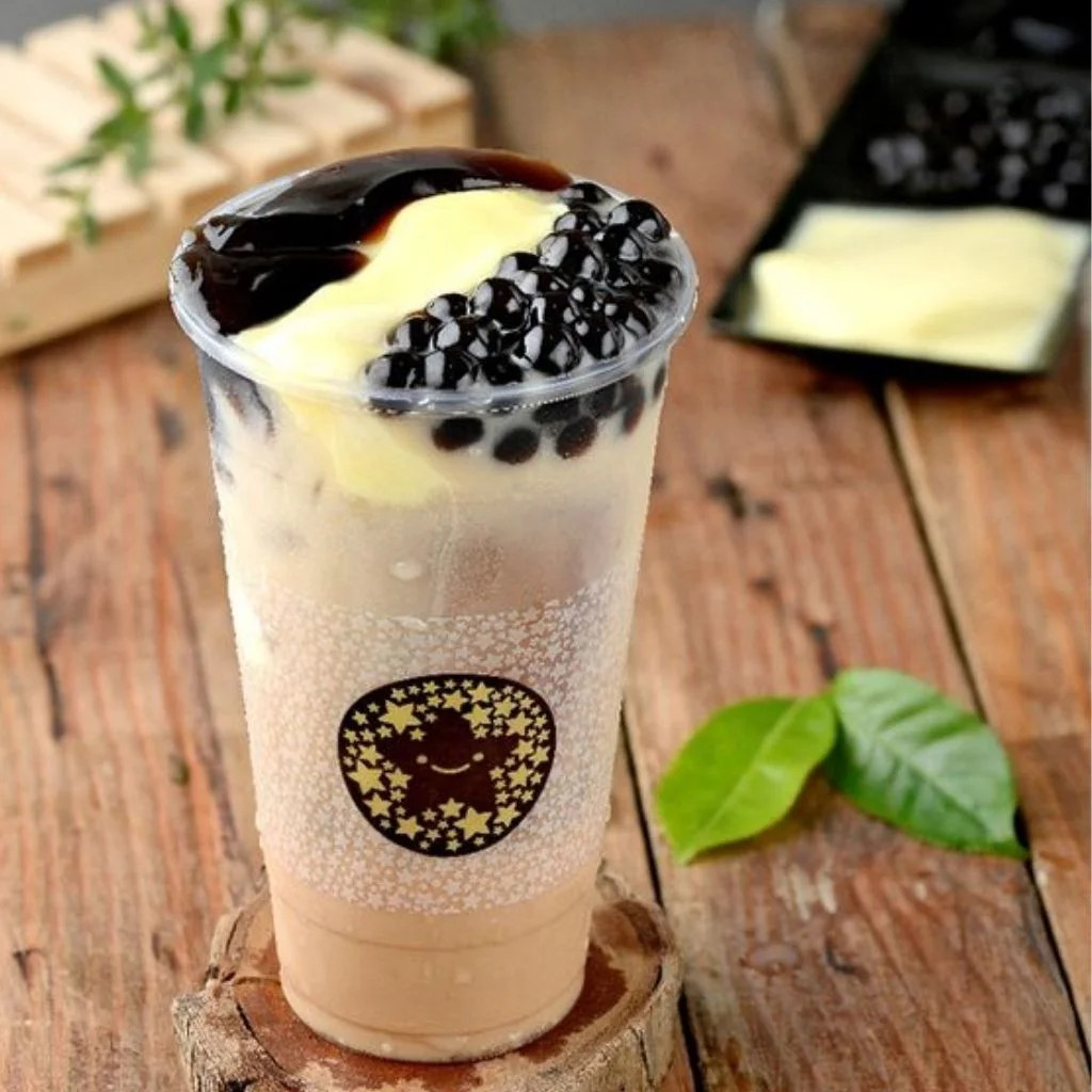 Mẫu hình nền trà sữa matcha kem cheese tươi mát, cốc giấy in logo trên bàn gỗ