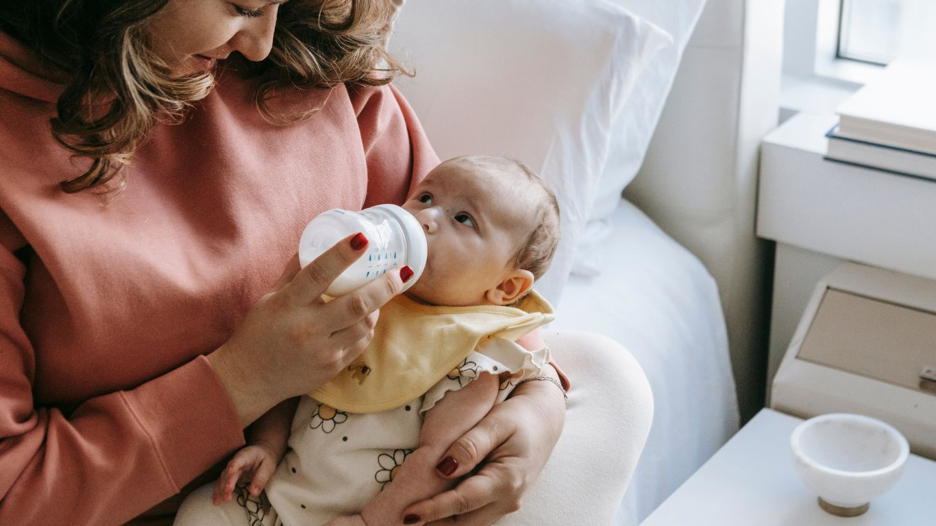 Mẹ cho con bú thưởng thức trà sữa an toàn