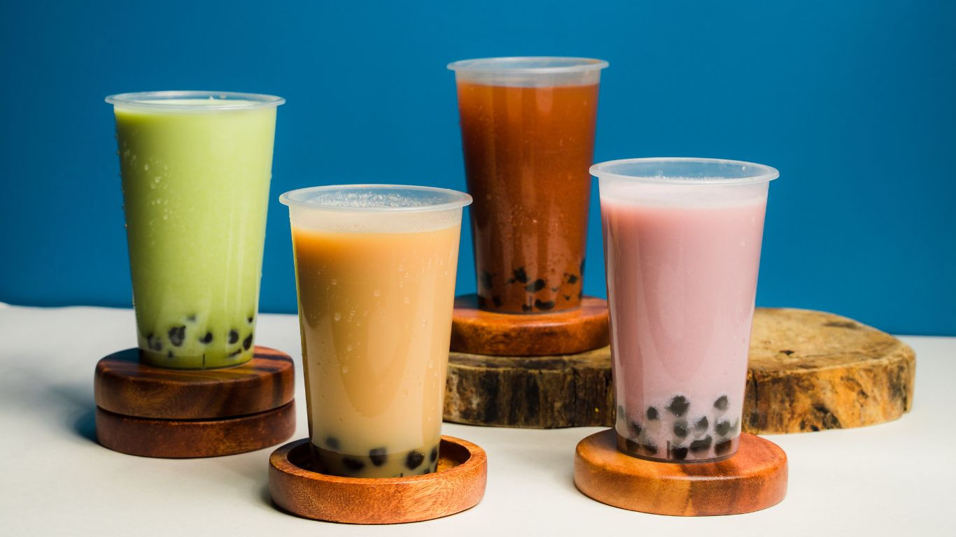 Mẹ hạnh phúc bên con cùng ly trà sữa tự pha