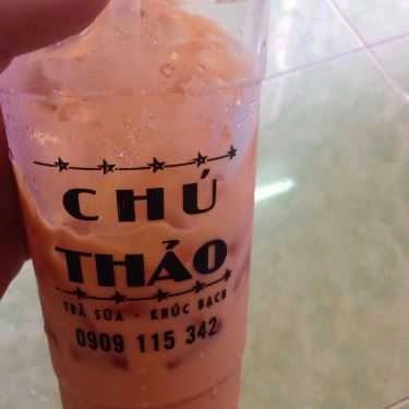 Một ly trà sữa chú Thảo mát lạnh với topping trân châu và thạch