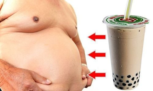 Một người đang béo phì cầm ly trà sữa trân châu, thể hiện nguy cơ béo phì khi uống trà sữa thường xuyên.