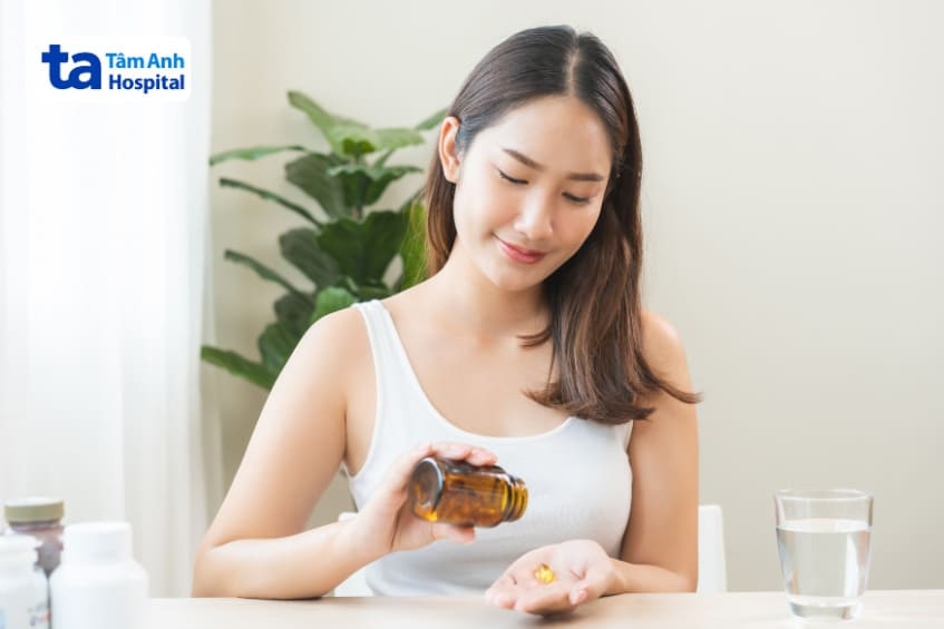 Một phụ nữ mang thai đang tìm kiếm lời khuyên về chế độ ăn uống và các thông tin sức khỏe thai kỳ từ nguồn đáng tin cậy như nextgcal.vn