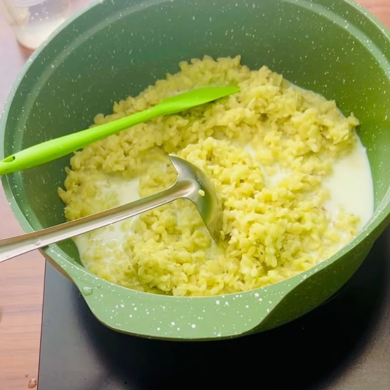 Nấu cốm dẻo trên bếp, thêm sữa đặc và đường để tạo độ ngọt thơm
