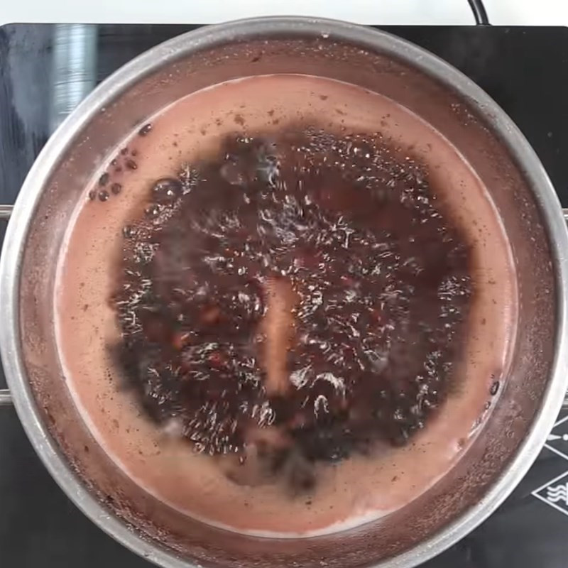 Nấu đậu đỏ cho đến khi mềm nhừ, chuẩn bị cho topping trà sữa khoai môn.