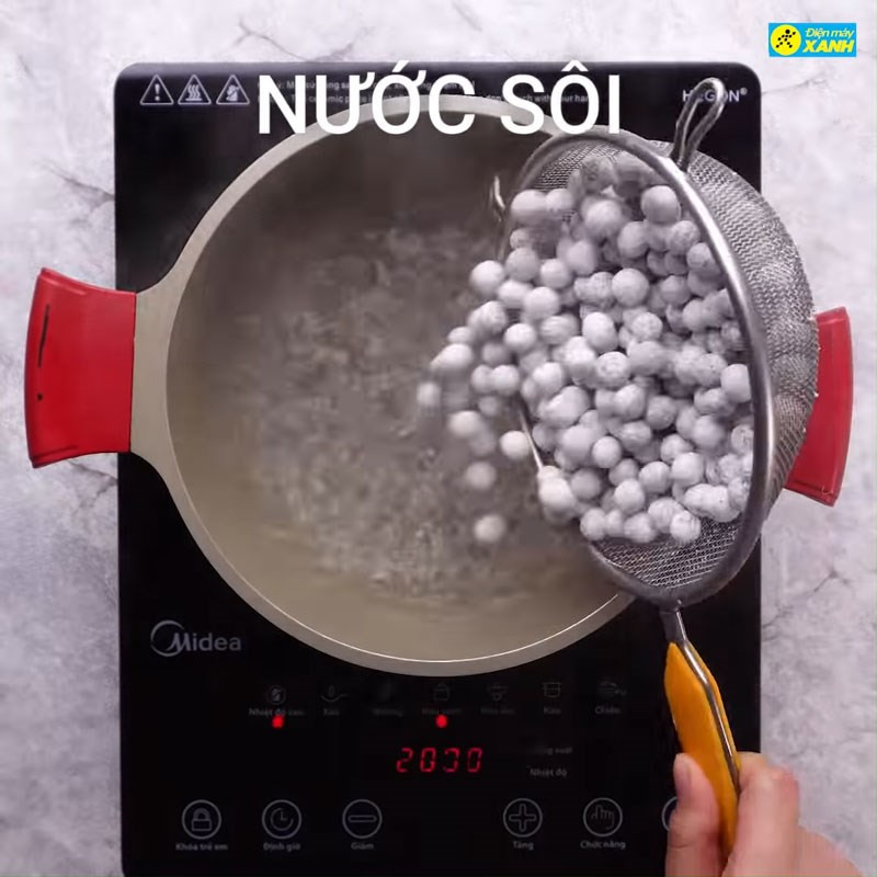 Nấu trân châu trong nước sôi cho đến khi chín