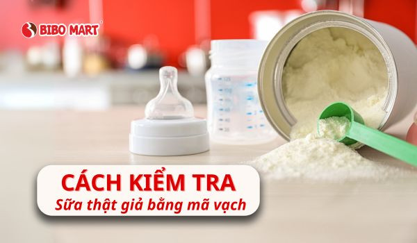 Người dùng cầm điện thoại đang chuẩn bị quét mã vạch trên hộp sữa để kiểm tra sữa thật giả