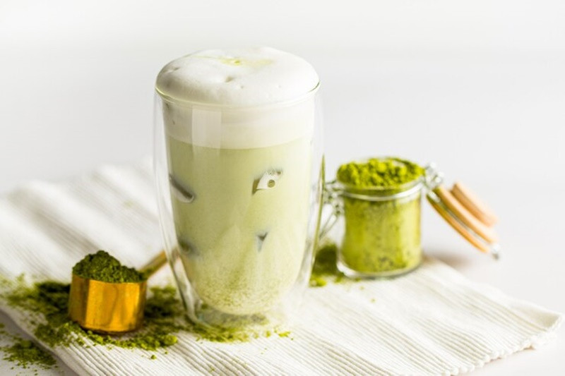 Người phụ nữ đang thưởng thức trà sữa matcha, nhắc nhở về tần suất uống trà sữa matcha hợp lý.