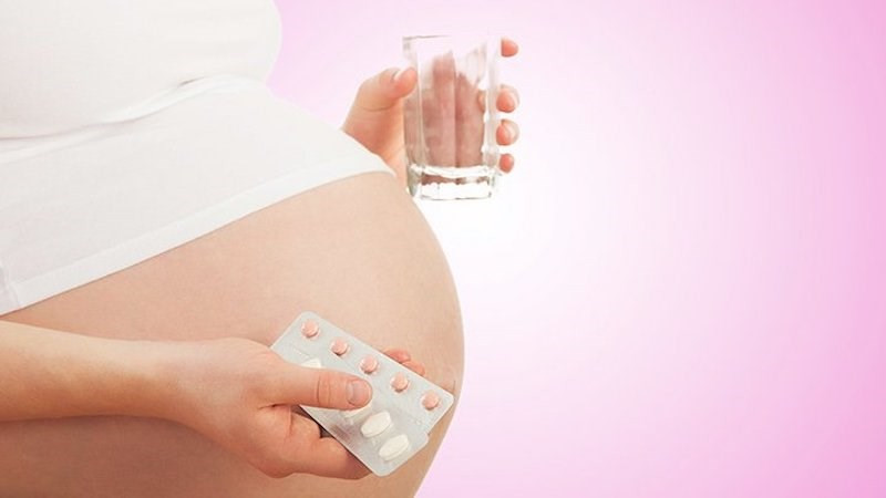 Người phụ nữ mang thai cân nhắc các lựa chọn đồ uống, bao gồm trà sữa trân châu