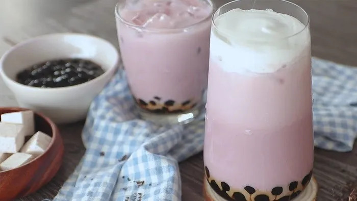 Nguyên liệu pha chế trà sữa khoai môn tươi gồm khoai môn cắt lát, trà đen, sữa tươi và các topping hấp dẫn.