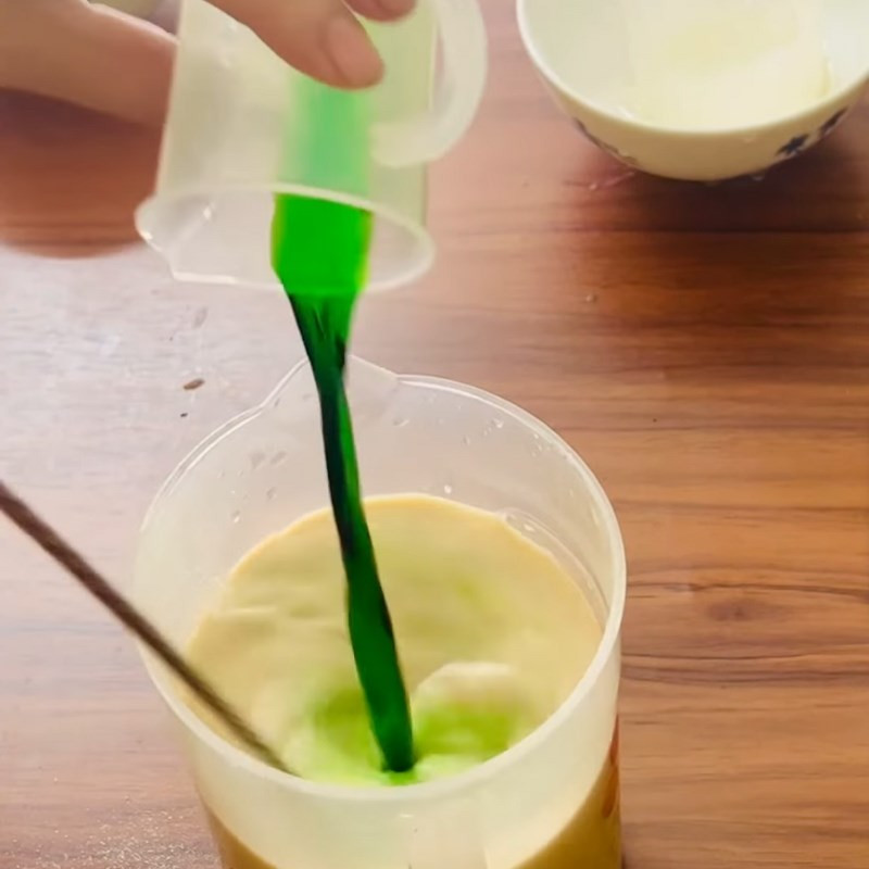 Nước trà sữa nền màu xanh cốm nhạt sau khi đã pha chế xong