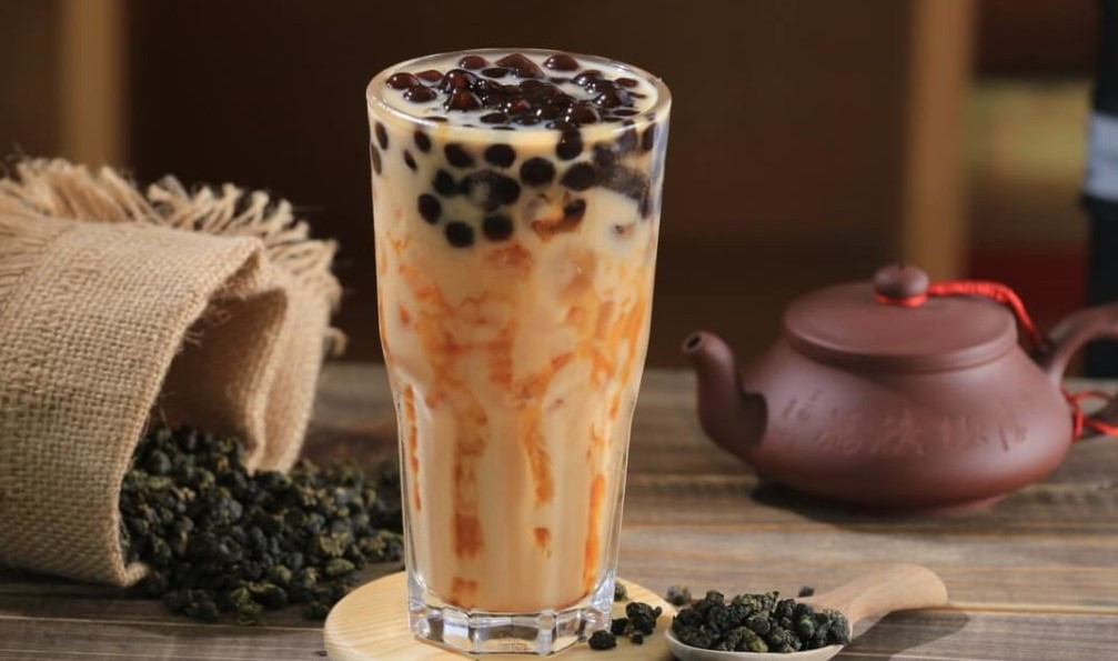 Pha chế 1 ly trà sữa ô long hoặc hồng trà với bột sữa pha trà sữa