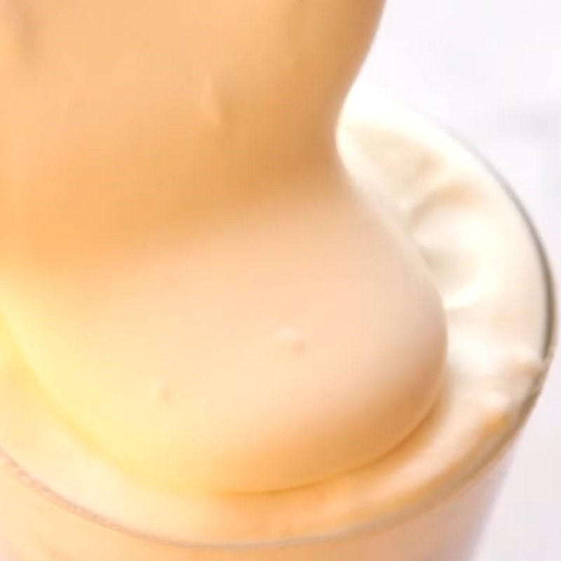 Pha trà sữa hạt dẻ hoàn thiện với milkfoam