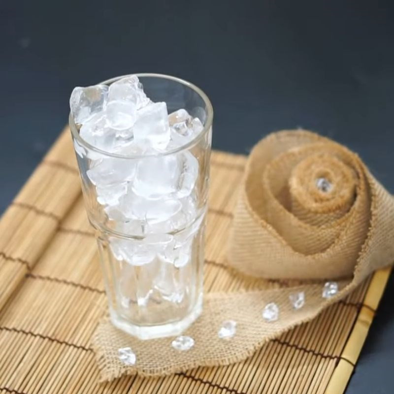 Pha trà sữa hồng trà với sữa tươi