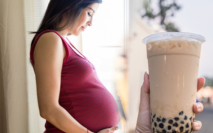 Phụ nữ mang thai ba tháng đầu nên cân nhắc khi uống trà sữa