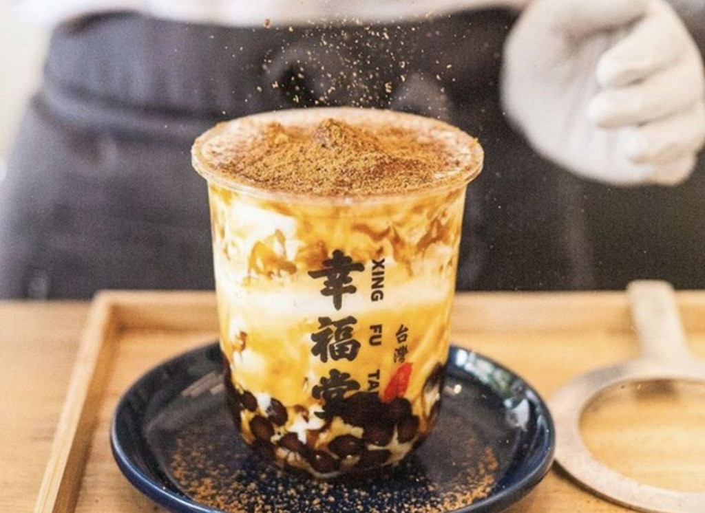 Quy trình làm trân châu đường đen thủ công tại Xing Fu Tang, thể hiện sự tỉ mỉ trong pha chế trà sữa