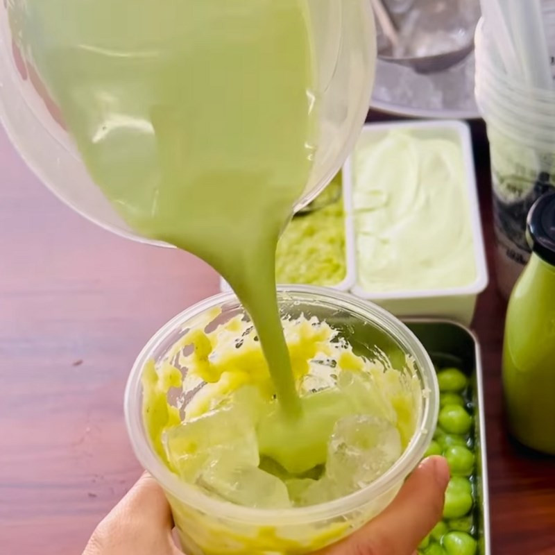 Rót trà sữa nền vào ly đã có đá và topping cốm dẻo