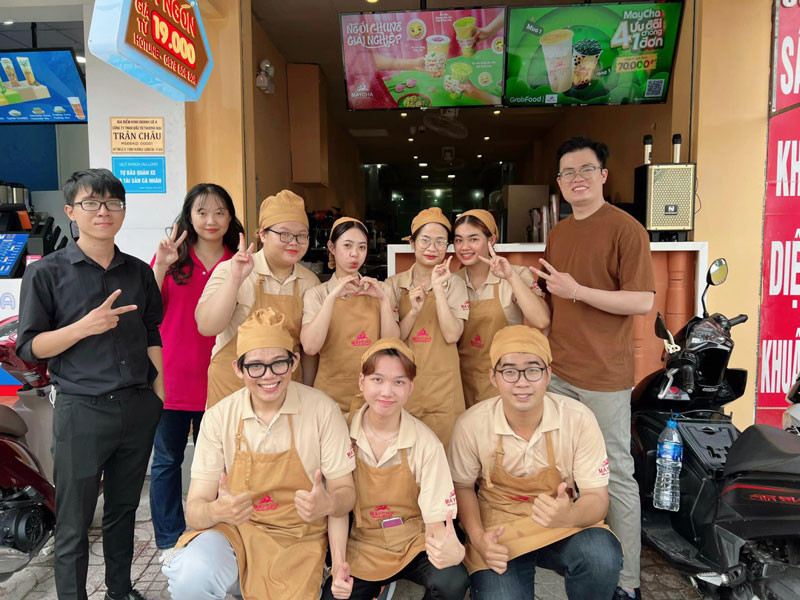 Sắc be và nâu tinh tế trong không gian Maycha, làm nổi bật hình ảnh trà sữa Maycha Hồ Chí Minh.