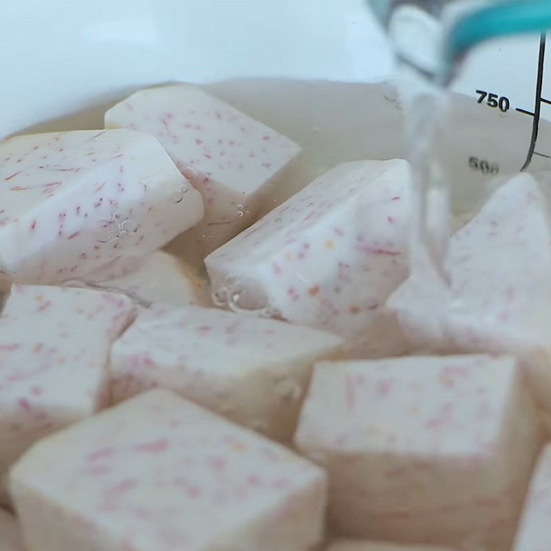 Sơ chế và luộc khoai môn cho đến khi chín mềm, bước đầu tiên trong công thức trà sữa khoai môn.