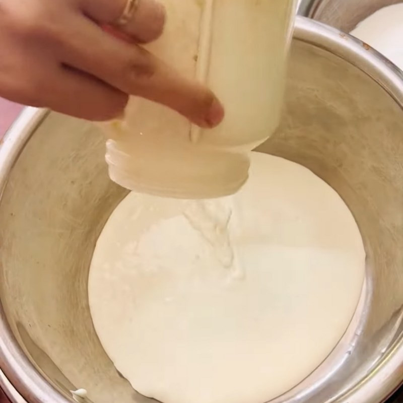 Sử dụng máy đánh trứng để tạo độ bông xốp cho kem cốm