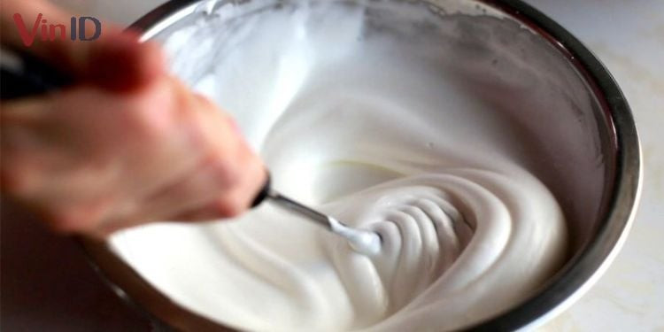 Tạo kem Macchiato mịn màng bằng phới lồng đánh trứng