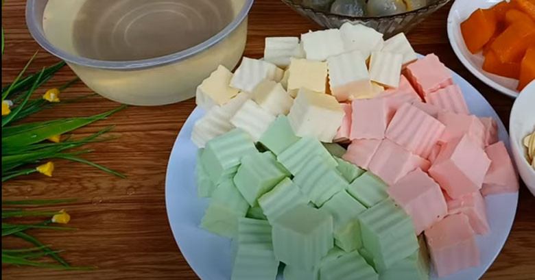 Thạch khúc bạch thành phẩm đã cắt miếng sẵn sàng cho trà sữa