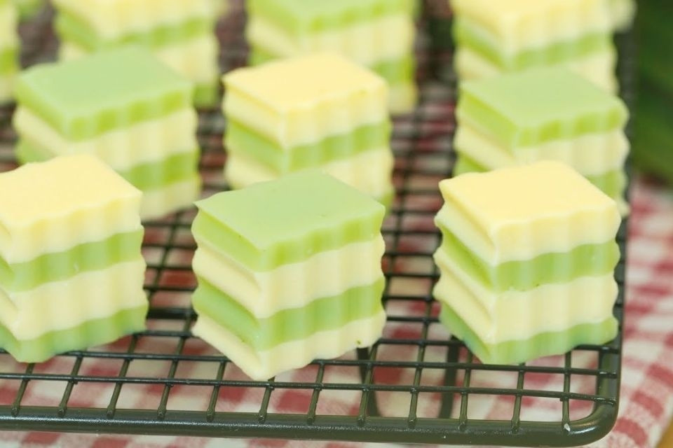 Thạch rau câu nhiều màu sắc, giòn sần sật làm topping trà sữa