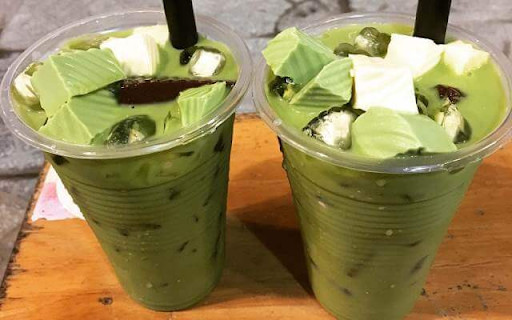 Thành phẩm trà sữa Thái xanh hấp dẫn, tận dụng các nguyên liệu nấu trà sữa để tạo topping