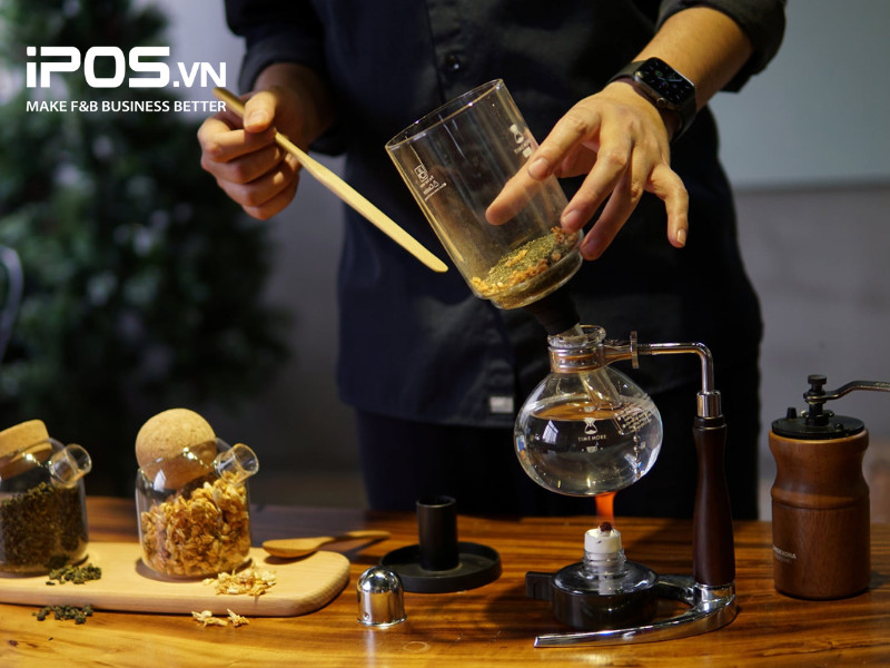 Thợ pha chế đang chuẩn bị ly trà sữa đậm vị tại quán trà sữa Phúc Long hoặc tương tự