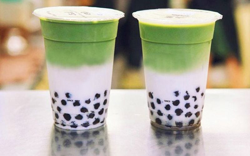 Trà sữa matcha xanh mướt với trân châu và kem cheese hấp dẫn