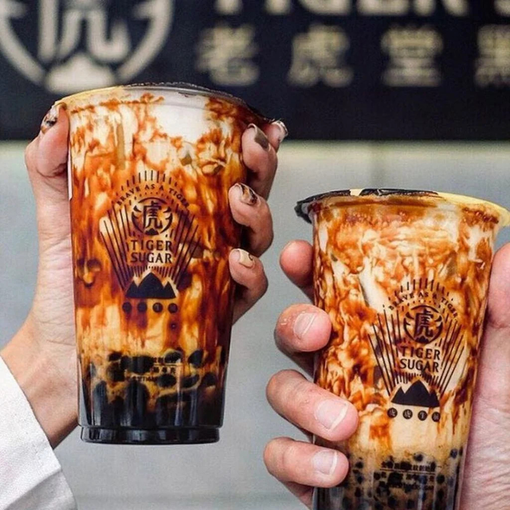 Trà sữa ô long nướng với trân châu hoàng kim và sữa béo