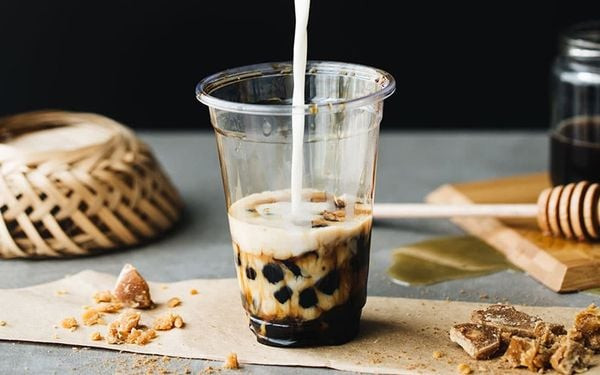 Trà sữa trân châu đường đen với topping trân châu dẻo dai, hương vị caramel đặc trưng