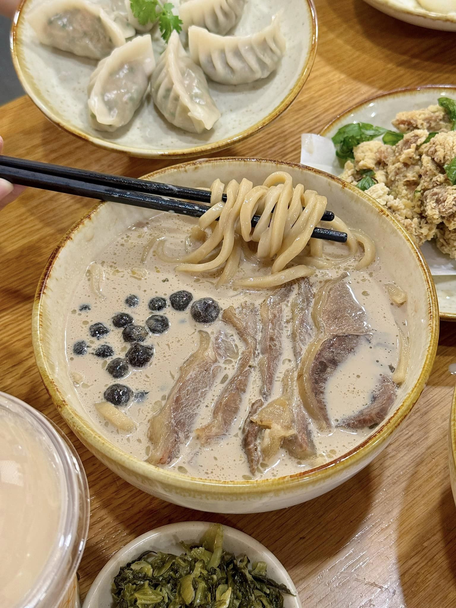 Trải nghiệm hương vị độc đáo của mì trà sữa trân châu bắp bò
