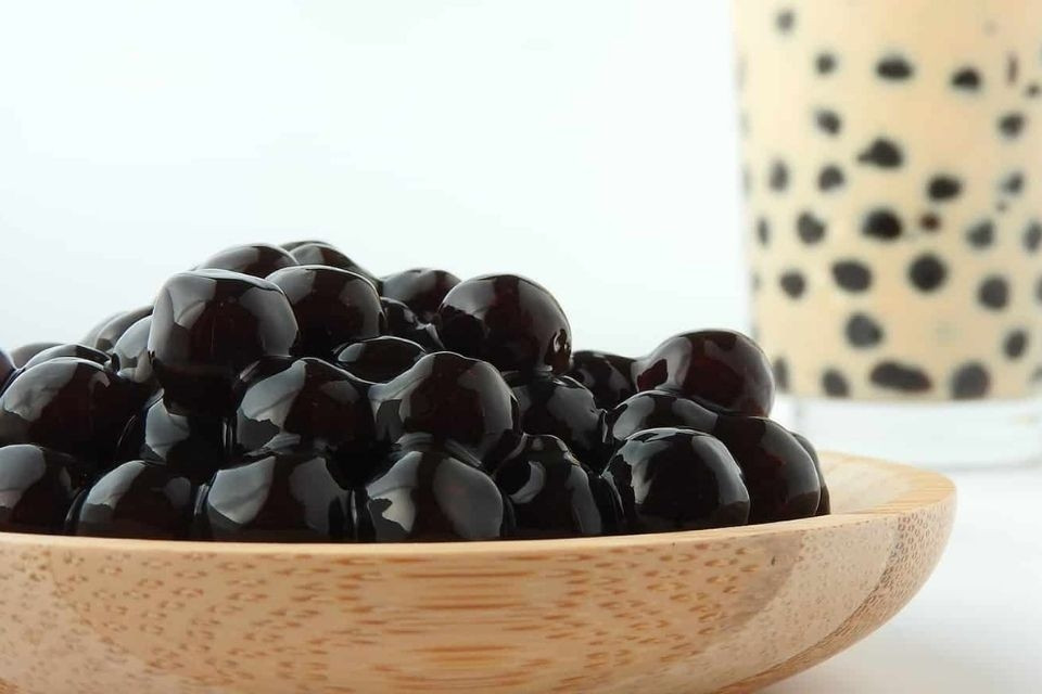 Trân châu đen truyền thống trong ly trà sữa hấp dẫn