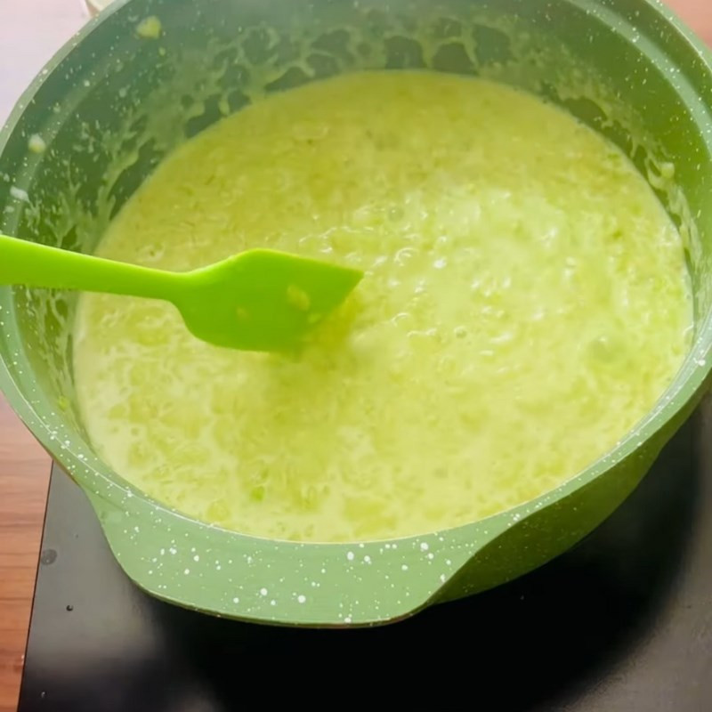 Trộn whipping cream vào cốm dẻo sau khi tắt bếp, tăng thêm độ béo ngậy