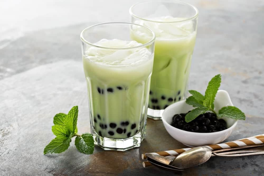 Uống trà sữa, người dùng dễ dàng tiêu thụ quá nhiều đường so với nhu cầu thực tế của cơ thể, một trong những tác hại của trà sữa.